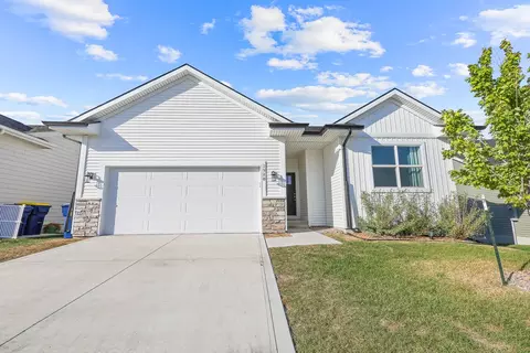 2928 Primrose Ln, Pella, IA 50219
