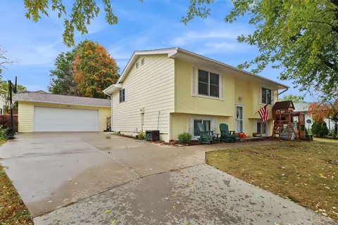 511 Lakeview Dr, Van Meter, IA 50261