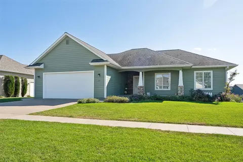 605 E Kayla Ln, Prairie City, IA 50228