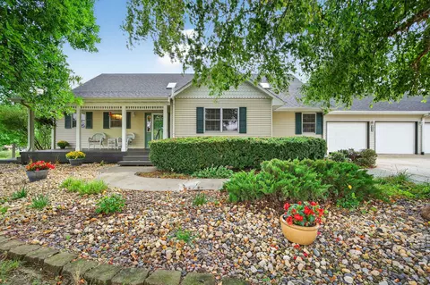 1706 Mueller Ct, Winterset, IA 50273