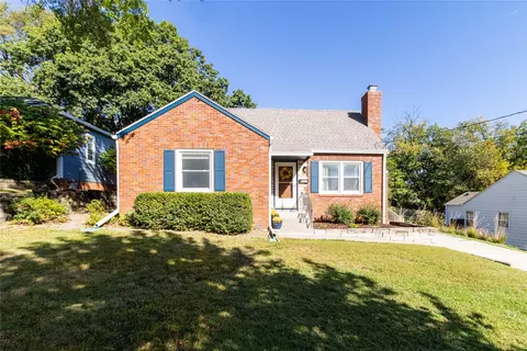 6121 Pleasant Dr, Des Moines, IA 50312