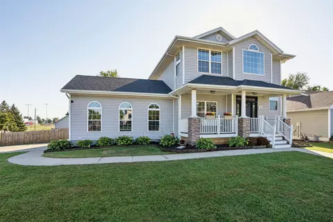 702 Marshall Ct N, Prairie City, IA 50228