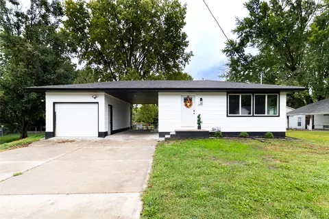2817 E Madison Ave, Des Moines, IA 50317