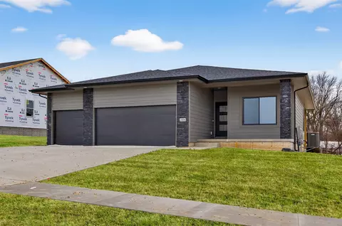 3106 SElkwood Ct, Ankeny, IA 50021