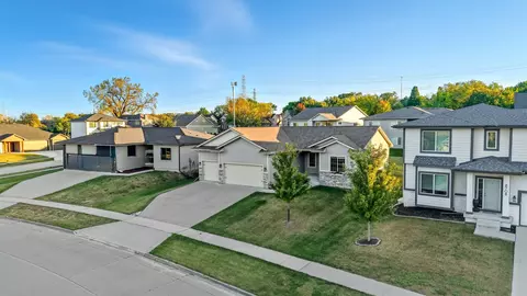 8704 Highland Oaks Dr, Johnston, IA 50131