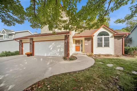 5559 Kensington Cir, Johnston, IA 50131
