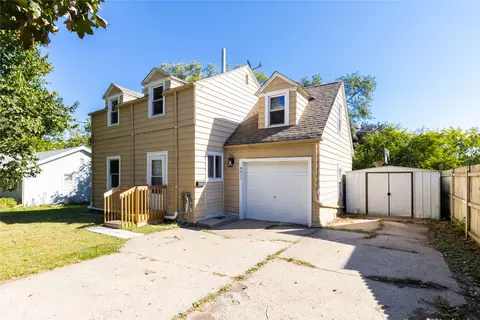 4017 68th St, Urbandale, IA 50322