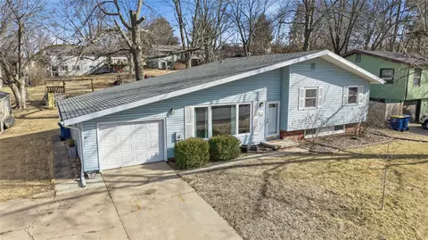 1104 Hazel St, Pella, IA 50219