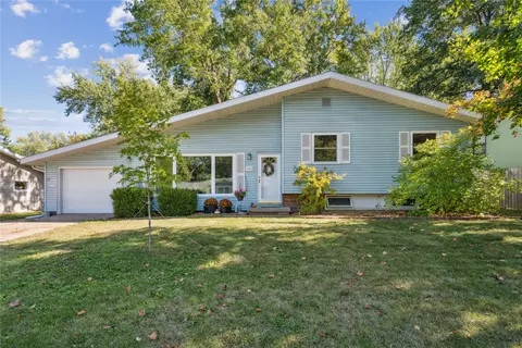 1104 Hazel St, Pella, IA 50219