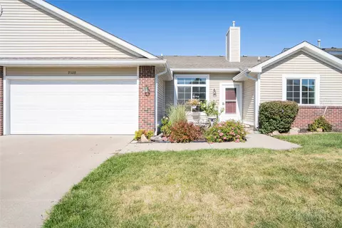 9509 Ironwood Ln, Johnston, IA 50131