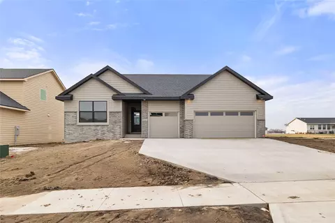 4664 177th St, Urbandale, IA 50323
