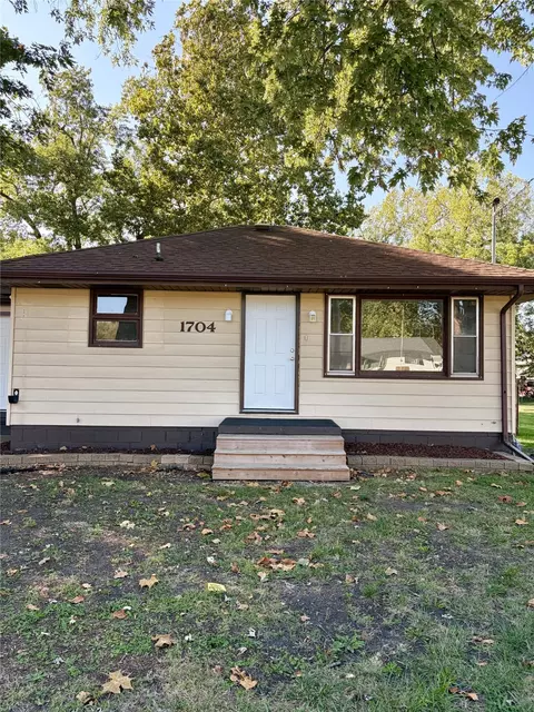 1704 E 29th St, Des Moines, IA 50317