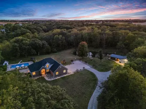 7585 NE Bluff Dr, Bondurant, IA 50035
