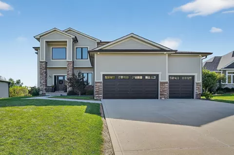 9110 NW 72nd Cir, Johnston, IA 50131