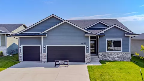 4653 177th St, Urbandale, IA 50323