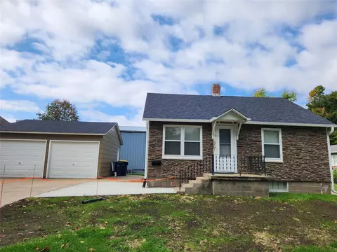 907 E 2nd St, Pella, IA 50219
