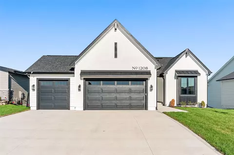 1208 Orchard Hills Dr, Norwalk, IA 50211