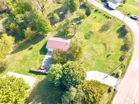6039 N Lakeshore Dr, Brooklyn, IA 52211