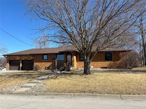 105 N Park St, Creston, IA 50801