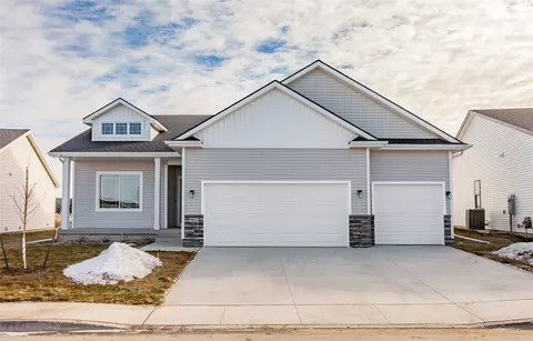 9632 Thorton Dr, Johnston, IA 50131