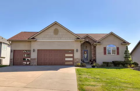 6811 Mark Twain Ct, Johnston, IA 50131