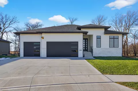 5020 176th St, Urbandale, IA 50323