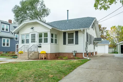 506 N 8th Ave E, Newton, IA 50208