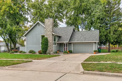 208 38th St, West Des Moines, IA 50265