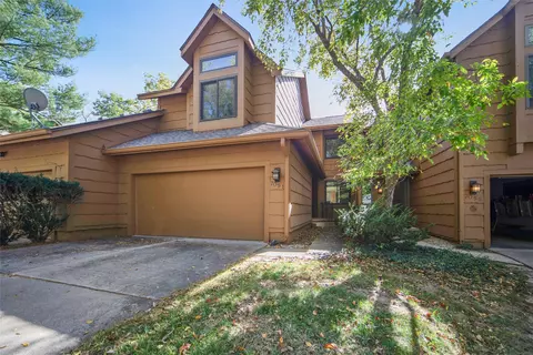 7051 Oak Brook Dr, Urbandale, IA 50322
