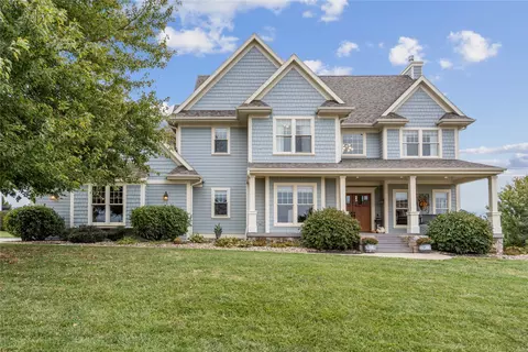 1025 Meadow Crest Dr, Pella, IA 50219