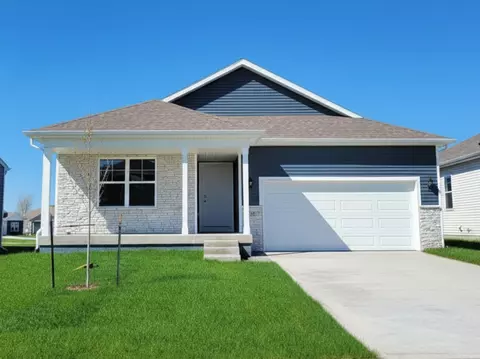 5106 168th St, Urbandale, IA 50322