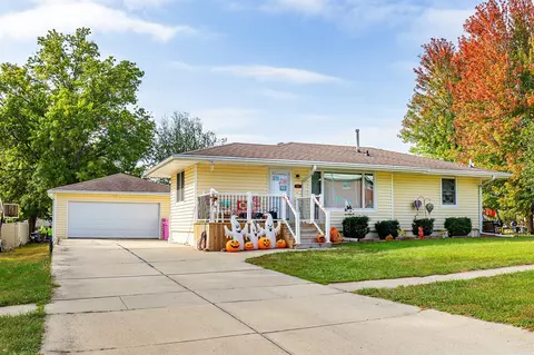 1911 W 5th Ave, Indianola, IA 50125