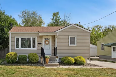 2223 51st St, Des Moines, IA 50310