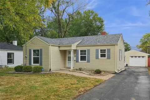 2207 33rd St, Des Moines, IA 50310