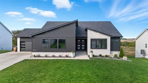 2343 Green Leaf Cir, Norwalk, IA 50211
