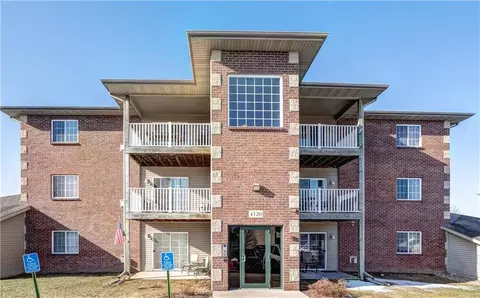 4120 100th St #1, Urbandale, IA 50322