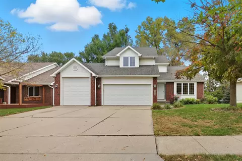 3530 Brook View Dr, Des Moines, IA 50317