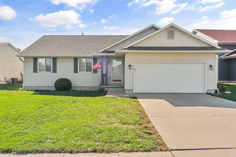 2806 Shadow Creek Ln, Des Moines, IA 50320