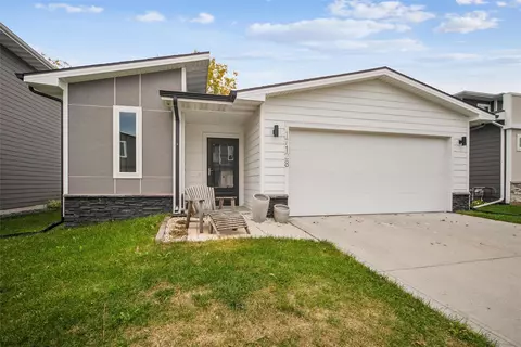 17128 Mistflower Ln, Urbandale, IA 50323