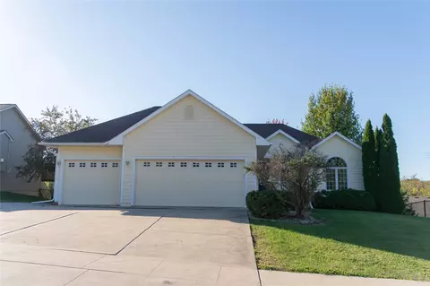 203 Rolling Vista Pl, Indianola, IA 50125