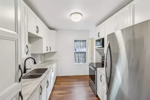 2403 Lyon St, Des Moines, IA 50317
