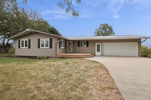 5 Oakridge Dr, Grinnell, IA 50112