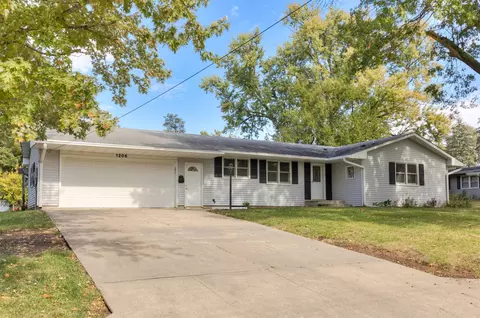 1206 S 14th Ave W, Newton, IA 50208