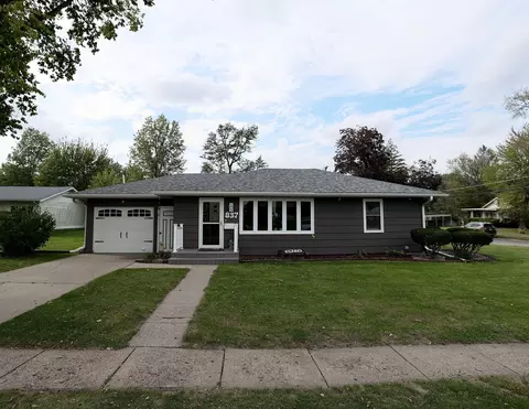837 8th St, Chariton, IA 50049