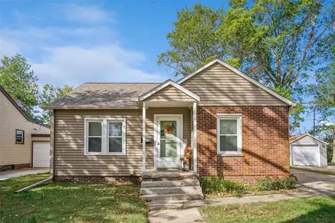 106 S Park Lane Dr, Knoxville, IA 50138