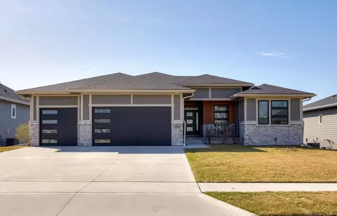 14506 Catalpa Dr, Urbandale, IA 50323