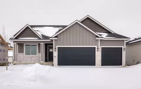 704 NE Doe Pointe Dr, Ankeny, IA 50021