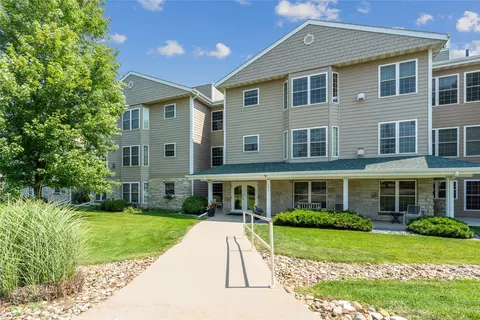 711 16th Ave #U103, Grinnell, IA 50112