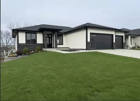 14503 Catalpa Dr, Urbandale, IA 50323