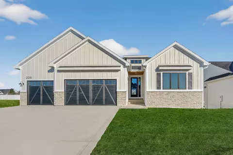 225 NW Woodmoor Dr, Waukee, IA 50263